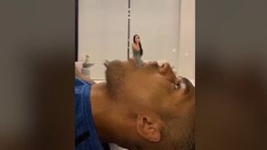 Douglas Costa pôs-se a inventar com a namorada e... deu nisto