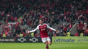 Média inferior a 21 anos e um português: um possível onze do Barça para 'fintar' a crise