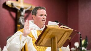 Jogou com Beckham no United e entregou-se agora a Deus: a curiosa vida do padre Mulryne