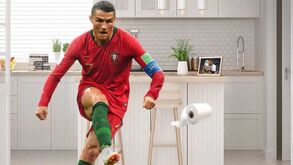 Ronaldo na cozinha e Messi na sala: site 'coloca' craques a jogar em casa