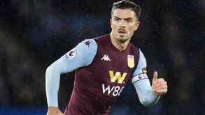 Surreal: capitão do Aston Villa lança apelo, não o segue e ainda bate em três carros