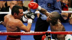 Combate à Covid-19: Floyd Mayweather desafiado a doar um dólar... por cada flexão