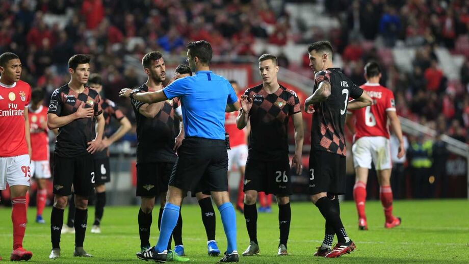 Muitos casos na área marcam Benfica-Moreirense: especialistas Record analisam a arbitragem