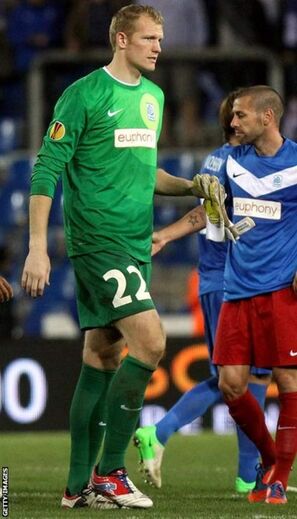 Kristof Van Hout (Genk) - O guarda-redes belga do KVC Westerlo mede 2,08 metros. Atualmente, é considerado o guardião mais alto do Mundo.