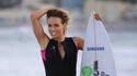 Sally Fitzgibbons isolou-se na praia de infância para poder surfar