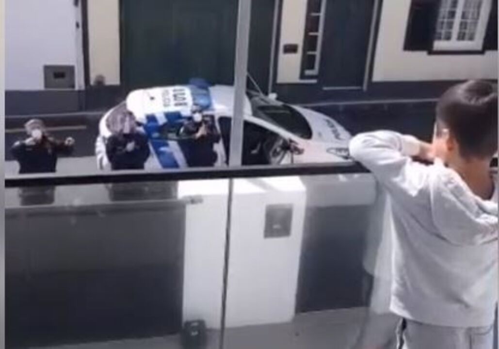 Menino em quarentena surpreendido por polícias em dia de aniversário nos Açores, Veja o momento