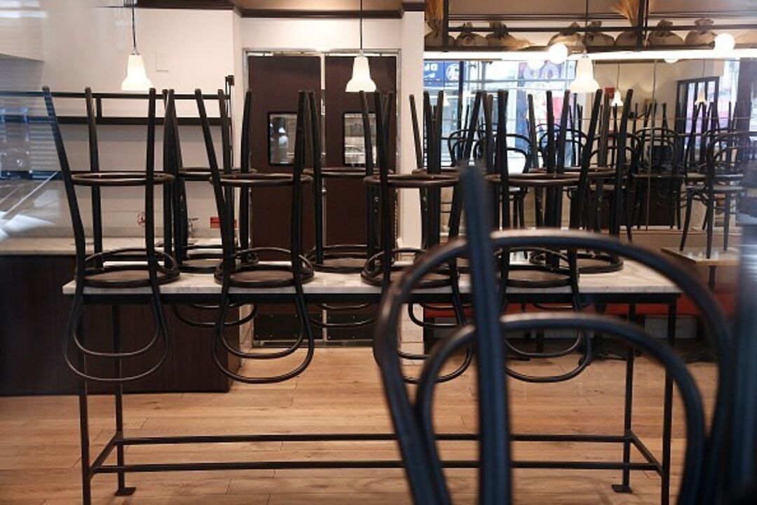 Restaurantes vão pedir a clientes para medir febre e lavar mãos