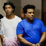 Ronaldinho Gaúcho está preso há um mês e sem perspetivas de sair