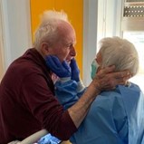 Casados há 52 anos, venceram o coronavírus separados e este foi o seu primeiro abraço