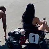 O duelo do ano: Douglas Costa contra um kart (pilotado pela mulher)