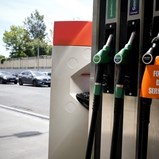 Porque é que o petróleo afundou para 20 dólares e a gasolina continua acima de 1,20 euros?