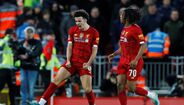 27. Curtis Jones (Liverpool) - Com um meio-campo dotado de talento, seria difícil que Curtis Jones conseguisse somar minutos na equipa principal do Liverpool, mas a verdade é que conseguiu. Com apenas 19 anos, Curtis pode orgulhar-se de já ter envergado a braçadeira de capitão dos reds, além de ter marcado golos decisivos diante do Arsenal e Everton, para a Taça da Liga Inglesa e para a Taça de Inglaterra, respetivamente.