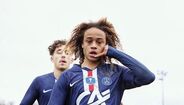 45. Xavi Simmons (Paris Saint-Germain) - Poderá vir a ser um dos maiores erros do Barcelona no futuro. O jovem prodígio holandês, de 16 anos, estava desde 2010 na cantera blaugrana, mas não foi capaz de recusar um novo desafio na tão (ainda) curta carreira e mudou-se para o Paris Saint-Germain. Chegado à formação de Paris, ganhou logo um lugar na equipa sub-19.