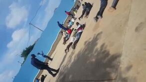 Covid-19: imagens chocantes da polícia angolana a punir pessoas que furaram o isolamento