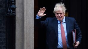 Primeiro-ministro britânico Boris Johnson recupera e sai dos cuidados intensivos