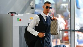 Cristiano Ronaldo aguarda voo de volta 