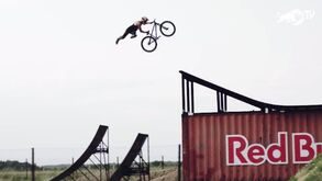 Estrela polaca exibe truques e manobras incríveis de BMX em pleno quintal