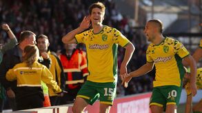 Jogador do Norwich quis partilhar com os fãs como passa o tempo e mostrou o que não devia