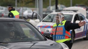 Governo proíbe viagens de carro com mais de dois passageiros durante Estado de Emergência