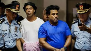 Ronaldinho Gaúcho está preso há um mês e sem perspetivas de sair
