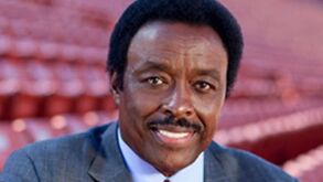 Ex-jogador da NFL lambe cara da mulher para espalhar coronavírus: está acusado de violência doméstica