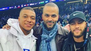 Parker, aqui com os 'inimigos' do Paris SG