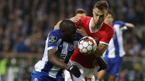 Liga faz ultimato aos jogadores: corte nos salários ou lay-off