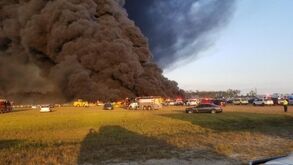 Incêndio destrói 3500 carros em parque de estacionamento do aeroporto da Florida: veja as imagens