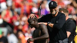 «Parecia um rapper em ascensão»: Klopp recorda o dia em que conheceu Sadio Mané