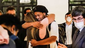 Sorrisos, abraços e um teste à Covid-19: assim foi a saída de Ronaldinho de prisão