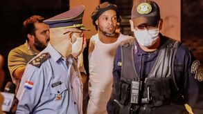 Ronaldinho agradece aos adeptos e instala-se em luxuosa 'prisão'