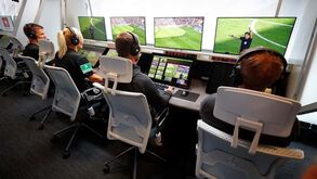 Novas regras no futebol: parte superior do braço deixa de ser 'mão' e há mudanças no VAR