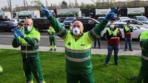 A homenagem a quem dá tudo para salvar vidas nos hospitais espanhóis