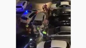 Está tudo louco? Condutor tenta fugir em rua sem saída e atira várias vezes carro contra a polícia