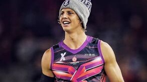 Polícia investiga estrela de futebol australiano que furou quarentena para surfar