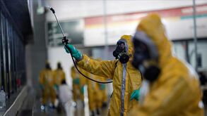 As imagens impressionantes de soldados brasileiros a desinfetar uma central de autocarros em Brasília