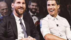 E se Ronaldo e Messi trocassem de penteados? O resultado seria mais ou menos este...