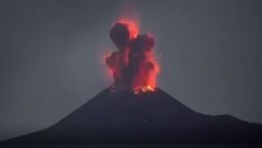 Vulcão Krakatoa entra em erupção na Indonésia