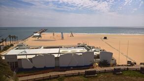 Assim está a Praia da Rocha na Páscoa... deserta