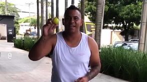 Na falta de uma bola, Walter dá toques com um limão