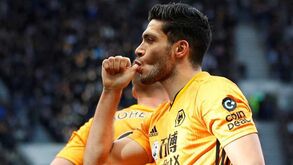 Grande golo de Jiménez vale 'cambalhota' no marcador