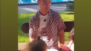 Filhos de Ronaldo dão comida ao gato e internacional português assinala penálti