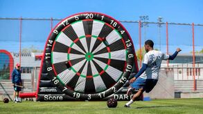 Plantel do Bayern Munique regressa aos treinos com exercício de... tiro ao alvo