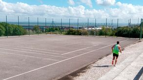 Uma meia maratona à volta de um campo de futsal