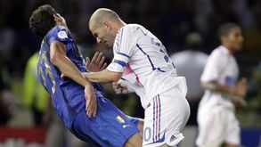 «Deviam ter beijado o chão que pisei»: Materazzi atira-se a italianos após cabeçada de Zidane