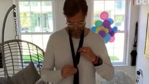 Jurgen Klopp cumpre desafio da semana e aprende a fazer o nó na gravata