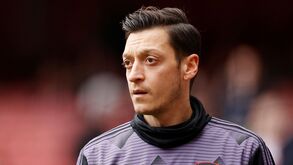 Özil arrasado: é o mais bem pago do Arsenal mas recusou redução do salário