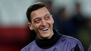 Mezut Ozil: o polémico afilhado de Erdogan que (afinal) tem um coração solidário