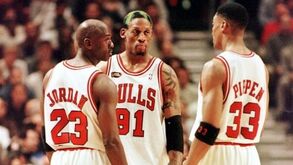 O dia em que Jordan apanhou Dennis Rodman com Carmen Electra: «Não vou dizer o que vi na cama»