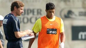 O dia em que o FC Porto perdia com o Villareal e Villas-Boas pontapeou tudo no balneário